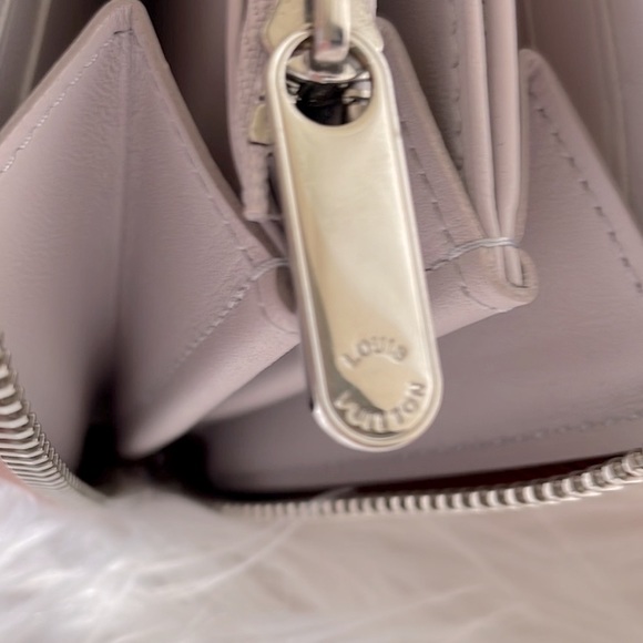 •Louis Vuitton• 🇫🇷 Mahina Zippy Wallet - Picture 11 of 14